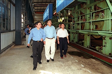 2000年9月19日，時任浙江省委書記張德江一行視察公司