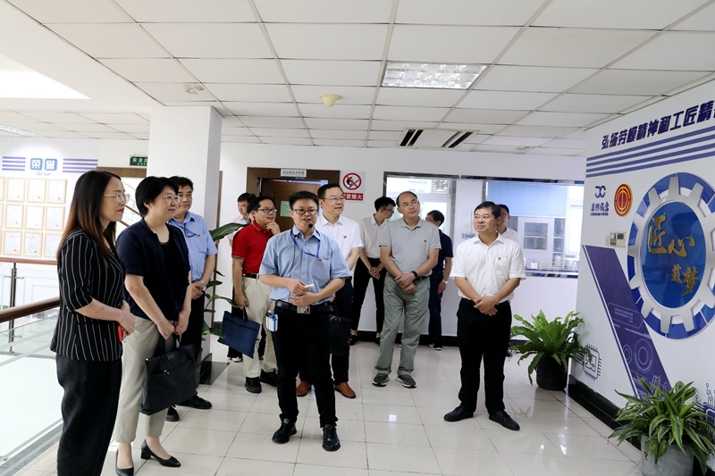 2020年7月14日，時任浙江省總工會黨組成員、副主席張衛(wèi)華一行蒞臨景興紙業(yè)調(diào)研推進(jìn)新時代產(chǎn)業(yè)工人隊(duì)伍建設(shè)改革工作