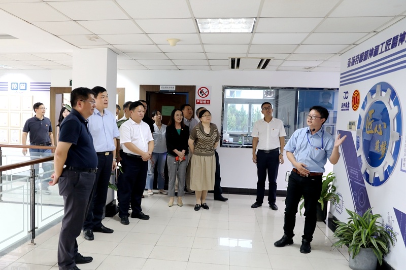 2020年7月29日，時任浙江省政協(xié)常委、社法委副主任、省總工會副主席、一級巡視員董建偉蒞臨景興紙業(yè)調(diào)研新時代工匠培育工作